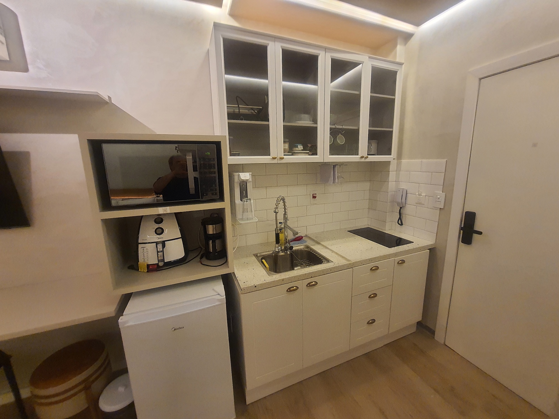 Cozinha equipada com armários clássicos brancos