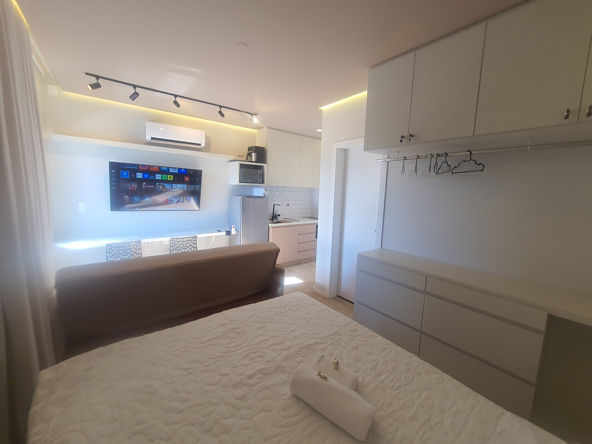 Studio completo com cozinha, closet e área de estar