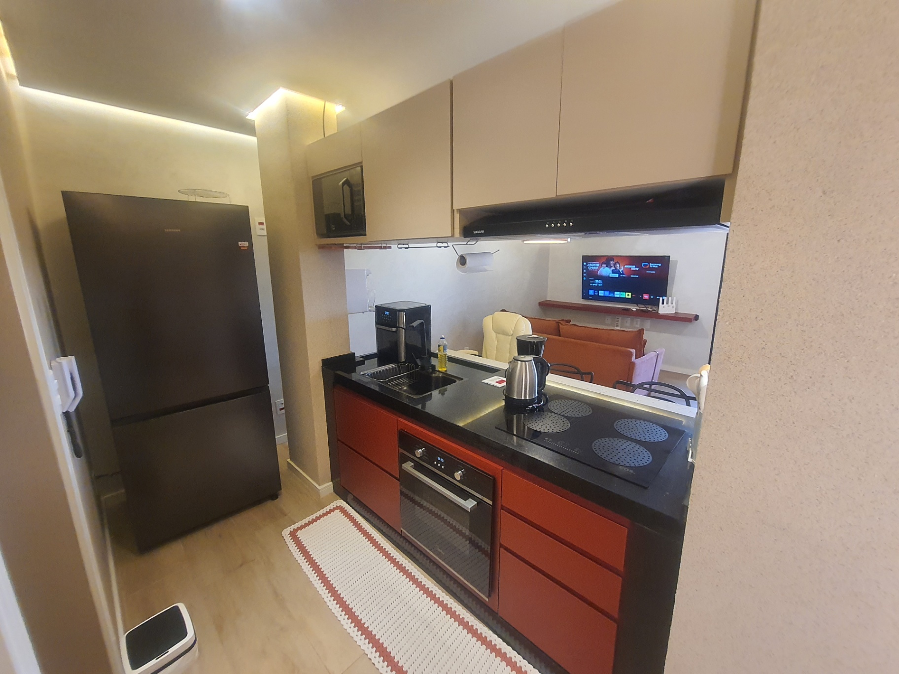 Cozinha moderna com forno e cooktop completos